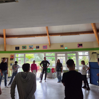 les jeunes de 3e sont en cercle pour faire un jeu de cohésion