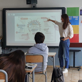 l'intervenante d'ASMAE sensibilise les jeunes au harcèlement