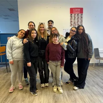 les médiateurs et co-médiateurs posent ensemble au siège de la Fondation