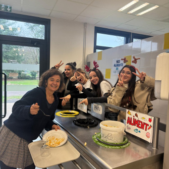 les jeunes, dans une ambiance festive et de Noel, sont à la cantine du Campus Saint-Antoine. Ils encouragent les personnes qui trient leurs déchets.
