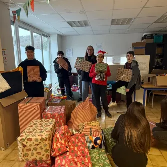 les collégiens de la classe de 4ème emballent les cadeaux récoltés pour les enfants de la MECS