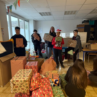 les collégiens de la classe de 4ème emballent les cadeaux récoltés pour les enfants de la MECS