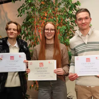 trois jeunes posent avec leur diplôme du BAC