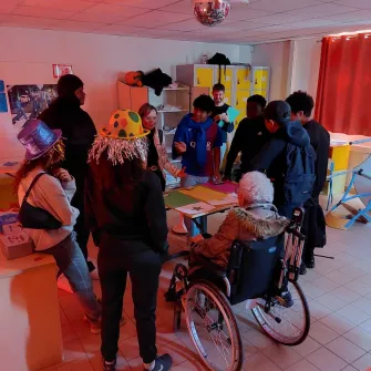 un groupe intergénérationnel participe à une activité organisée par les élèves en SAPVER du Campus Saint-Antoine