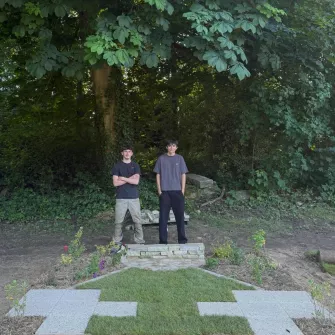 Bastien et Adrien, les deux médaillés d'or au concours MAF posent devant leur réalisation