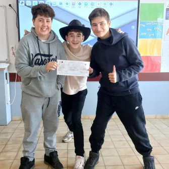 3 élèves de la classe 4ème du Campus Saint-Antoine de Marcoussis posent avec un chèque qu'ils ont ensuite remis à l'association ASMAE dans le cadre de l'action Bol de riz.