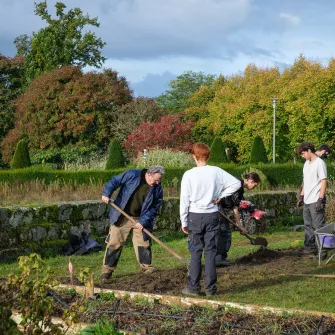 Jardiniers paysagistes au Campus Saint-Antoine