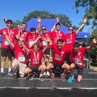 l'équipe Run Saint-Antoine (composée de jeunes internes et d'éducateurs) pose pour la photo. Ils sont vêtus de tee-shirt rouge au logo d'apprentis d'Auteuil