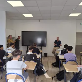classe des BTSA AP. les jeunes sont assis dans une salle de classe et écoutent les explications de leurs professeurs.