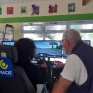 un élève conduit sur simulateur
