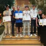 les jeunes posent avec leur médaille d'or et leur diplome