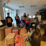 les collégiens de la classe de 4ème emballent les cadeaux récoltés pour les enfants de la MECS