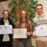 trois jeunes posent avec leur diplôme du BAC