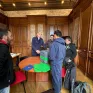 les jeunes éco-responsables et leurs enseignants présentent à M. Albert leur projet. Ils sont tous dans le bureau du directeur et discutent ensemble.