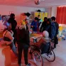 un groupe intergénérationnel participe à une activité organisée par les élèves en SAPVER du Campus Saint-Antoine