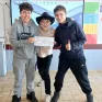 3 élèves de la classe 4ème du Campus Saint-Antoine de Marcoussis posent avec un chèque qu'ils ont ensuite remis à l'association ASMAE dans le cadre de l'action Bol de riz.