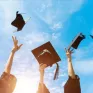 chapeau de jeunes diplomés lancés dans le ciel bleu