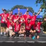 l'équipe Run Saint-Antoine (composée de jeunes internes et d'éducateurs) pose pour la photo. Ils sont vêtus de tee-shirt rouge au logo d'apprentis d'Auteuil