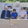 les officiels et 2 jeunes de 4ème posent devant la 1ère pierre du nouveau batiment des classes